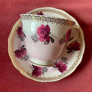 Beautiful Queen Anne pink roses vintage teacup